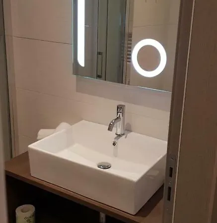 Riva 33 Bed & Breakfast 4*