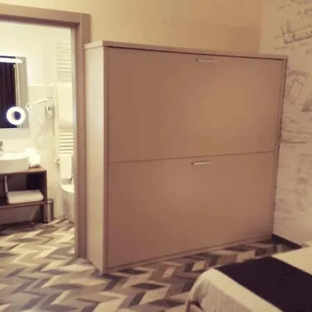 Riva 33 4* 切萨雷奥港