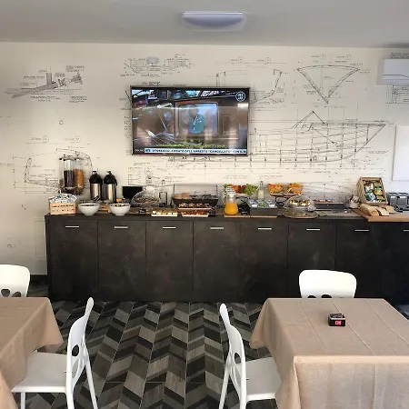 Riva 33 4* 切萨雷奥港